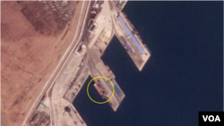 지난달 31일 라진항에 입항한 대형 선박(원 안)이 보인다.