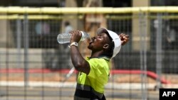 Seorang pekerja konstruksi sedang minum ditengah udara panas di Barcelona pada 18 Juli 2023. Para ilmuwan Uni Eropa mengatakan Oktober merupakan bulan terpanas yang pernah tercatat. (Foto: AFP)