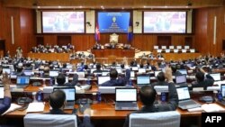 រូបឯកសារ៖ រូបថតដែលចេញផ្សាយដោយរដ្ឋសភាជាតិ បង្ហាញសមាជិករដ្ឋសភាចូលរួមនៅក្នុងកិច្ចប្រជុំក្នុងសម័យសភាមួយ នៅរាជធានីភ្នំពេញ កាលពីថ្ងៃទី ២៣ ខែមិថុនា ឆ្នាំ ២០២៣។ Photo by De Ratha / CAMBODIA NATIONAL ASSEMBLY / AFP)