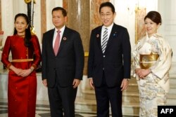 នាយករដ្ឋមន្ត្រីកម្ពុជាលោក ហ៊ុន ម៉ាណែត និងភរិយាគឺលោកស្រី ពេជ្រ ច័ន្ទមុន្នី ថតរូប​ជាមួយ​នាយករដ្ឋមន្ត្រី​ជប៉ុន​លោក Fumio Kishida និងភរិយាគឺ​លោកស្រី Yuko Kishida នៅទីក្រុង​តូក្យូ ប្រទេសជប៉ុន កាលពីថ្ងៃទី១៦ ខែធ្នូ ឆ្នាំ២០២៣។