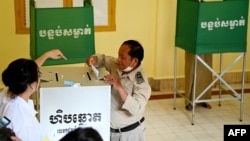 រូបឯកសារ៖ សមាជិកក្រុមប្រឹក្សាឃុំសង្កាត់​ចូលរួម​បោះឆ្នោត​ជ្រើសរើសសមាជិក​ព្រឹទ្ធសភាអាណត្តិទី ៥ នៅរាជធានីភ្នំពេញ កាលពីថ្ងៃទី២៥ ខែកុម្ភៈ ឆ្នាំ២០២៤។