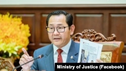 រដ្ឋមន្រ្ដីក្រសួងយុត្តិធម៌លោក កើត រិទ្ធ ថ្លែងនៅក្នុង​សន្និសីទសារព័ត៌មាន​មួយ នៅ​ក្រសួងយុត្តិធម៌ ក្នុងរាជធានីភ្នំពេញ កាលពីថ្ងៃទី២៦ ខែមិថុនា ឆ្នាំ២០២៤។ (Facebook / Ministry of Justice)