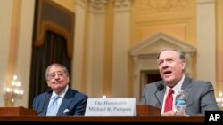 마이크 폼페오 전 국무장관(오른쪽)과 리언 파네타 전 국방장관이 30일 미 하원 '미·중 전략경쟁특위'가 개최한 청문회에서 증언했다.