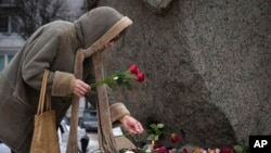 Žena odaje poštu Alekseju Navalnom na mestu gde je otvoren prvi zatvor iz sistema gulaga u Sankt Petersburgu u Rusiji, 21. februara 2024. 