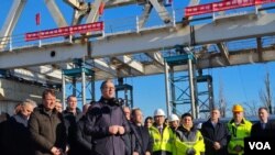 Obraćanje medijima predsednika Srbije Aleksandra Vučića prilikom obilaska radova na na vijaduktu kod Vrbasa na delu treće deonice međunarodne brze pruge Beograd - Budimpešta (Foto: Fonet)