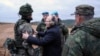 Архівне фото 2022 року: російський президент Путін розмовляє з солдатом під час візиту до тренувального центру в Рязанській області Росії. Mikhail Klimentyev, Sputnik, Kremlin Pool Photo via AP, File)