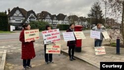 탈북민 출신으로 영국에서 북한 인권 운동을 벌이고 있는 박지현 ‘징검다리’ 공동대표와 중국에서 강제 북송된 탈북민 가족 등이 19일 오전 영국 주재 북한 대사관 앞에서 북한 정권의 인권 침해 중단을 촉구하는 시위를 벌였다. 사진 = 박지현 대표 제공.