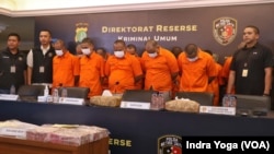 Sebanyak 12 tersangka yang terlibat dalam sindikat TPPO Penjualan Organ Ginjal dibawa oleh Polisi kepada wartawan dalam konferensi pers, Kamis (20/7) di Polda Metro Jaya, Jakarta. (VOA/Indra Yoga)
