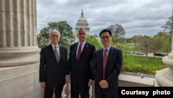 美国众议院台湾连线共同主席马里奥·迪亚兹-巴拉特(中)与台湾在野党中国国民党副主席夏立言(左)、国民党驻美代表秦日新在国会山合影。(2024年4月11日，国民党提供)