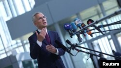 13일 옌스 스톨텐베르그 나토 사무총장이 벨기에 브뤼셀에서 열린 나토 국방장관회의 첫날 기자회견을 하고 있다.