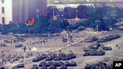 Kineski vojnici i tenkovi u Pekingu, dan posle vojnog gušenja prodemokratskih demonstracija na trgu Tjenanmen, 5. juna 1989. (Foto: AP/Jeff Widener)