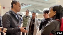 香港民主派政党社民连3名正副主席(右起)陈宝莹、余炜彬、周嘉发，2月27日早上准备到政府总部外，就23条立法示威及提交意见书，被数十名便衣警员在金钟 地铁站外截查 (美国之音/汤惠芸)