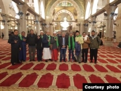 Jemaah "Indah Wisata" berpose di dalam Masjidil Aqsa (foto: courtesy).