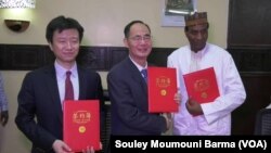  Firaministan gwamnatin rikon kwarya Ali Lamine Zeine da shugaban CNPC China Zhou Zuokun