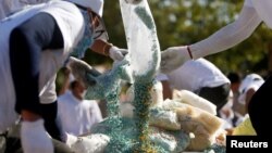 រូបឯកសារ៖ អាជ្ញាធរ​ចាក់​ថ្នាំញៀន​ចូល​ក្នុង​គំនរ​ដើម្បីដុត​បំផ្លាញ​ចោល​ក្នុង​ទិវា​ប្រយុទ្ធប្រឆាំង​នឹង​ការ​ជួញដូរ​និង​ប្រើប្រាស់​គ្រឿងញៀន​ នៅ​រាជធានីភ្នំពេញ កាលពីថ្ងៃទី២៦ ខែមិថុនា ឆ្នាំ២០១៩។ 