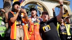 Predstavnici sindikata glumaca SAG-AFTRA na protestu ispred studija Paramaunt u Los Anđelesu (Foto: AP/Chris Pizzello)