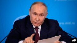 Presiden Rusia Vladimir Putin berbicara dalam pertemuan di Kementerian Luar Negeri Rusia di Moskow, Rusia, Jumat, 14 Juni 2024. (Foto: AP)