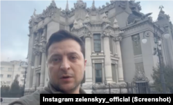 "Я тут, ніякої зброї ми не складемо", - сказав Володимир Зеленський із центру Києва 26 лютого 2022 р.