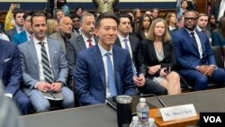TikTok首席执行官周受资2022年3月23日赴国会山出席众议院能源与商务委员会听证会，针对TikTok用户隐私、数据安全和美国国家安全等一系列议题接受议员质询。（美国之音李逸华拍摄）