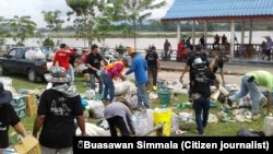 ປະຊາຊົນເກັບເສດປລາສຕິກຈາກແມ່ນໍ້າຂອງ.