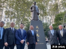 台湾总统大选国民党参选人侯友宜在纽约哥伦布关于拜谒孙中山铜像后与纽约中华公所主席曾维康（左三）和国民党副主席夏立言（左二）及侨领一起合影。（方冰拍摄）