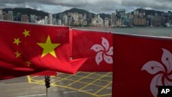 Bendera China dan Hong Kong menandai peringatan 25 tahun penyerahan Hong Kong kepada China, di Hong Kong pada 17 Juni 2022.
