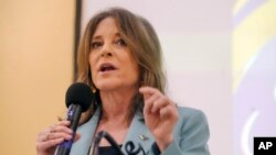 ARHIVA - Kandidatkinja za predsedničku nominaciju Demokratske partije Marian Vilijamson govori na skupu crnačkog kokusa Demokratske partije Južne Karoline, 26. marta 2023. (Foto: APMeg Kinnard)