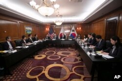 토니 블링컨 미국 국무장관과 조태열 한국 외교장관, 가미카와 요코 일본 외무상이 22일 주요 20개국(G20) 외교장관 회의가 열리고 있는 브라질 리우데자네이루에서 회담했다.