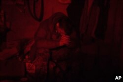 Vojnik ukrajinskih specijalnih jedinica odmara se u skloništu dok čeka da počne pilotiranje dronom tokom noćne misije u regionu Herson, 10. juna 2023.