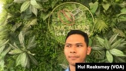 លោក ប្រាក់កែវ រិទ្ធីឯក អាយុ​១៩​ឆ្នាំ និស្សិត​ឆ្នាំ​ទី​២ ផ្នែក​វិទ្យាសាស្ត្រ​កុំព្យូរទ័រ​ ផ្តល់​បទសម្ភាសន៍​ជាមួយ​សំឡេង​សហរដ្ឋអាមេរិក​ នៅ​ទីក្រុង​ភ្នំពេញ​ ថ្ងៃទី​១៤ ខែកក្កដា ឆ្នាំ​២០២៣។ (ហ៊ុល រស្មី/វីអូអេ)