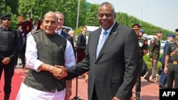 Menteri Pertahanan India Rajnath Singh (kiri) berjabat tangan dengan Menteri Pertahanan AS Lloyd Austin di New Delhi pada 5 Juni 2023. (Foto: AFP)