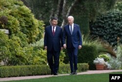 조 바이든 미국 대통령과 시진핑 중국 국가주석이 15일 미국 캘리포니아주 우드사이드에서 회담한 후 함께 회담장 주변을 산책하고 있다.