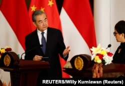 Menteri Luar Negeri China Wang Yi memberi isyarat saat konferensi pers bersama dengan Menteri Luar Negeri Retno Marsudi usai pertemuan bilateral mereka di Jakarta, 18 April 2024. (Foto: REUTERS/Willy Kurniawan)