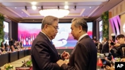 韩国外长朴振会晤中共外事办公室主任王毅.