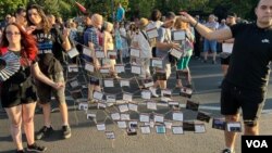 Studenti pokazuju instalaciju "Mrežu botova", pred početak 11. skupa Srbija protiv nasilja, u Beogradu, 15. jula 2023. (Foto: Glas Amerike/Rade Ranković)