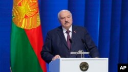 Presiden Belarus Alexander Lukashenko membacakan pidato tahunan di Minsk, Jumat, 31 Maret 2023. (Foto: Belarusian Presidential Press Service via AP)