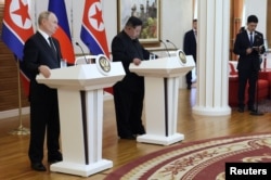 19일 북한을 방문 중인 블라디미르 푸틴 러시아 대통령과 김정은 북한 국무위원장이 정상회담 후 기자회견을 갖고 있다.