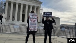 Protest protivnika Donalda Trampa ispred Vrhovnog suda (Foto: VOA, Jovana Đurović)