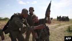 Ukrajinski vojnici pripremaju raketni bacač tokom vežbe nedaleko od linije fronta u regionu Donjecka, 8. juna 2023.