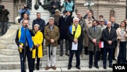 Marš solidarnosti sa Ukrajinom, povodom dvogodišnjice početka sveobuhvatne ruske agresije na Ukrajinu, kod spomenika knezu Mihailu, Beogradu, Srbija, 24. februara 2024. (Foto: Glas Amerike/Rade Ranković)