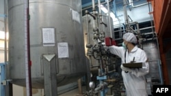 이란 이스파한 우라늄 전환 시설에서 한 기술자가 설비를 점검하고 있다. (자료사진)