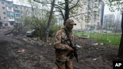 一名乌克兰军人在顿涅茨克地区的马赫穆特行走。（2023年4月21日）