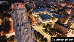 Gedung Cathedral of Learning (Katedral Pembelajaran), pusat kampus Pittsburgh University dan gedung pendidikan tertinggi di Belahan Bumi Barat (foto: Courtesy/University of Pittsburgh).