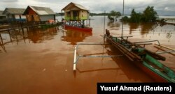 Rumah milik nelayan terlihat di desa tercemar di Kolaka, Kabupaten Sulawesi Tenggara, 14 April 2011. (Foto: REUTERS/Yusuf Ahmad)
