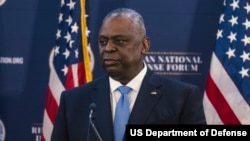 2023年12月2日，美国国防部长劳埃德·奥斯汀在美国加利福尼亚州西米谷罗纳德·里根总统图书馆举行的2023年国防论坛发表主旨演讲。(美国国防部提供照片）