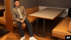 S obzirom da većina poslodovaca dozvoljava da se dio vremena radi od kuće, zaposlenici su inspirisani da nose udobniju odjeću koja bolje odražava njihov individualni stil, navodi se u studiji "IWG studija: Evolucija kancelarijske mode u hibriddnom svijetu".