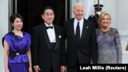 Presiden AS Joe Biden dan Ibu Negara Jill Biden berpose bersama Perdana Menteri Jepang Fumio Kishida dan istrinya Yuko Kishida di Gedung Putih di Washington, AS, 10 April 2024. (Foto: REUTERS/Leah Millis)