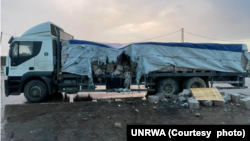 Sebuah truk yang membawa bantuan makanan untuk warga Gaza tampak rusak pasca terkena tembakan angkatan laut Israel, Senin (5/2). 