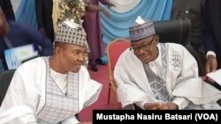 Daga hagu, Babban Daraktan gidan rediyon Muryar Najeriya, Jibrin Baba Ndace a taron manema labarai a jihar Neja.