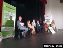 Učesnici tribine "Srbija na prekretnici; Nova odgovornost za Srbiju okrenutu demokratskom svetu" iz serijala "Srbija pod bratskom agresijom" održane u Novom Sadu u organizaciji "Novog optimizma", 15. juna 2023. (Foto: Novi optimizam)